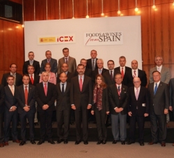 Los Príncipes de Asturias acompañados por los reprentantes de las empresas asistentes a la 32ª edición de la Feria Sectorial de Alimentación y Bebidas